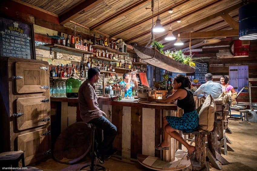 Eating in a rum store for an unforgettable evening?
